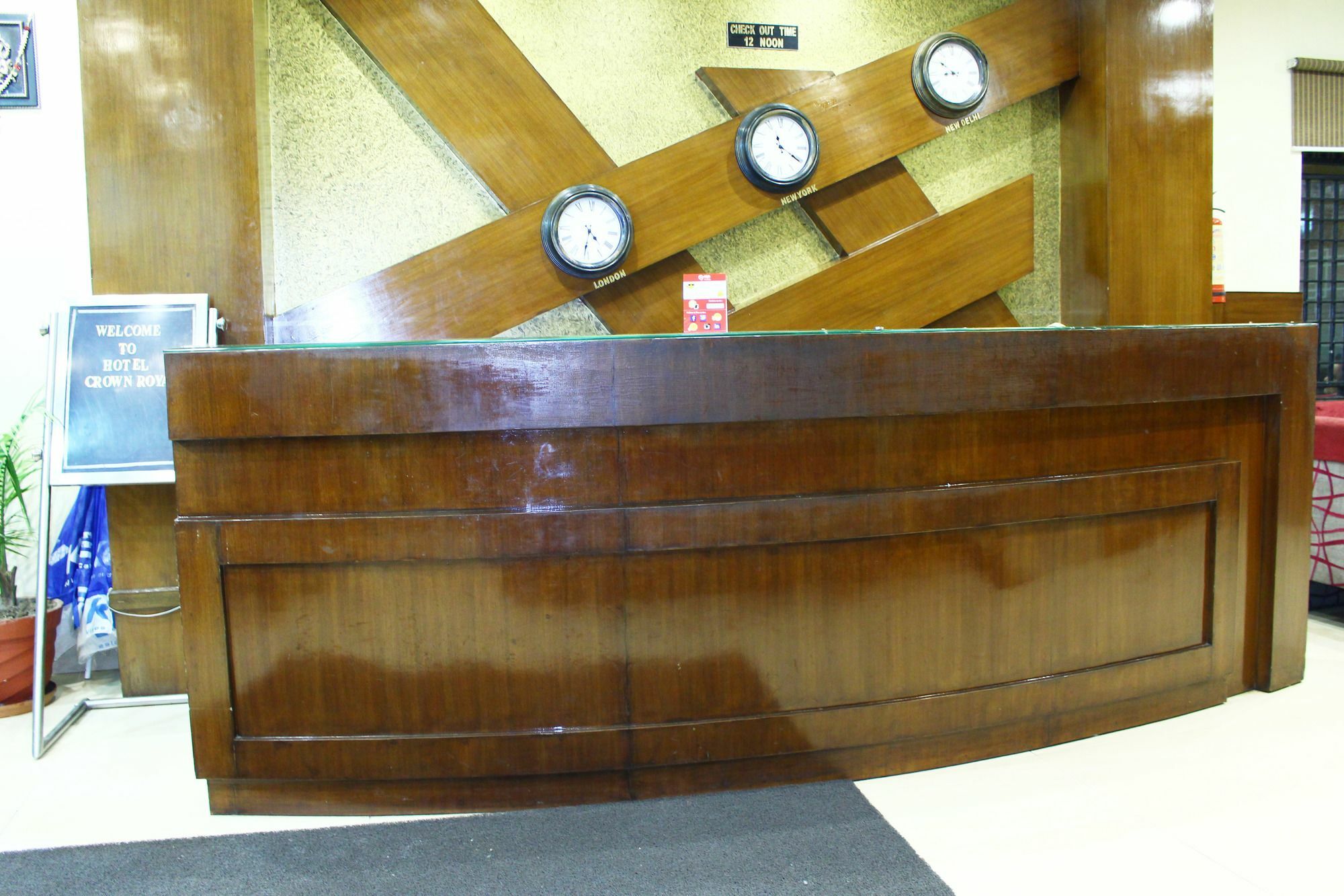 Crown Royale Hotel Dehradun Luaran gambar